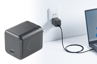 スマートフォンからノートパソコンまで充電可能な、USB PD規格65W出力のキューブ型AC充電器